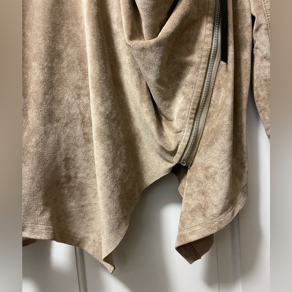 Suede faux leather tan moto jacket NWT with asymmetrical zip drape hem - Picture 7 of 7